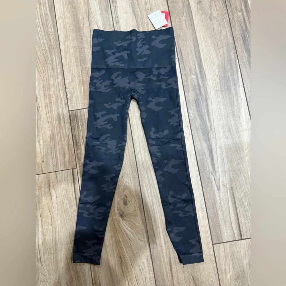 NWT Spanx Look at Me Now Leggings in Black Camo‎ Sz Small